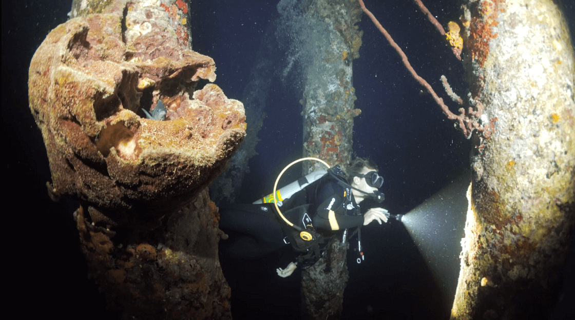 night wreck diving