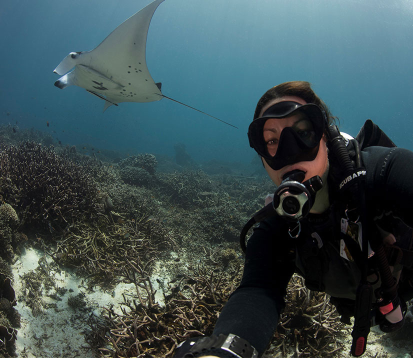 scubapro global deep elite dive team andrea marshall with a stringray