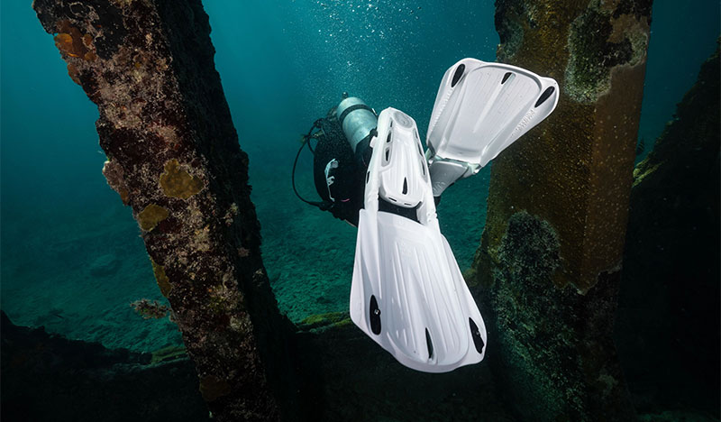 diver with a white seawing supernova fin