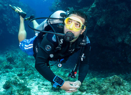 Underwater diver wearing the Men's Everflex YULEX Dive Long Sleeve Top