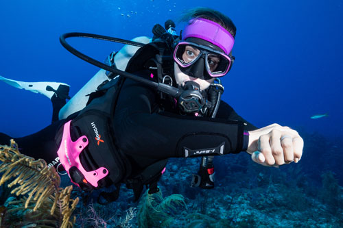 Close up of diver wearing the Woman's Hydros X BCD