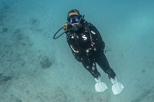 Underwater diver wearing the Women's Hydros X BCD with Air2