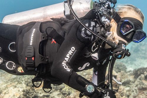 Close up of on woman wearing the Hydros X BCD underwater