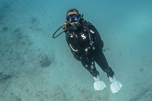 Underwater diver wearing the Women's Hydros X BCD