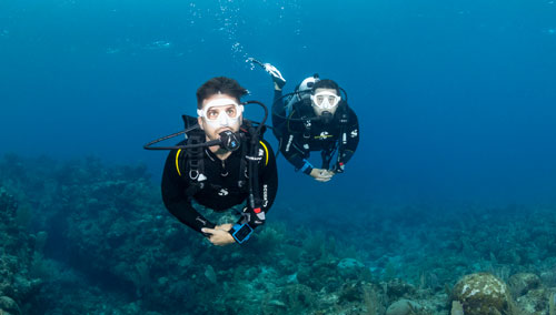 Divers underwater in SCUBAPRO gear