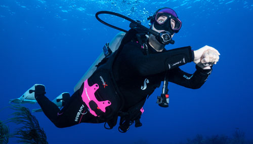 Diver underwater wearing the SCUBAPRO Definition Steamer