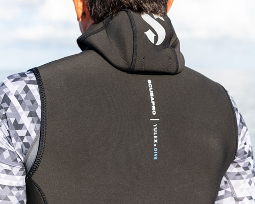 Close up of the back of the Everflex YULEX 2mm Hooded Vest