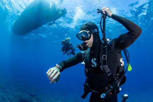 Diver underwater wearing a SCUBAPRO Everflex YULEX hooded vest