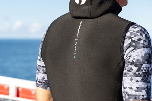 Close up of a diver wearing a SCUBAPRO Everflex YULEX hooded vest