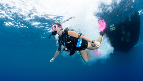 Woman diver underwater wearing the SCUBAPRO GO BCD