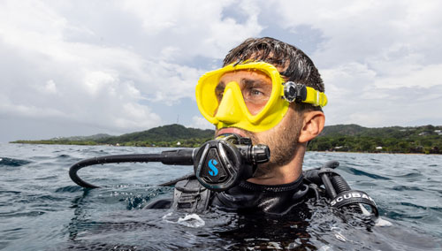 Diver's head above water using the SCUBAPRO MK17 EVO2