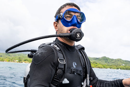 Close up of diver wearing the Men's Sport 0.5mm Steamer